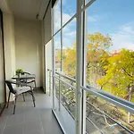 Downtown Delight - Bright 2br Bukarest