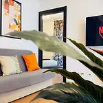 Downtown Delight - Bright 2br Bukarest