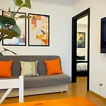 Downtown Delight - Bright 2br Lejlighed