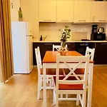 Downtown Delight - Bright 2br * Bukarest