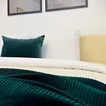 Downtown Delight - Bright 2br *