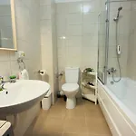 Downtown Delight - Bright 2br Lejlighed *
