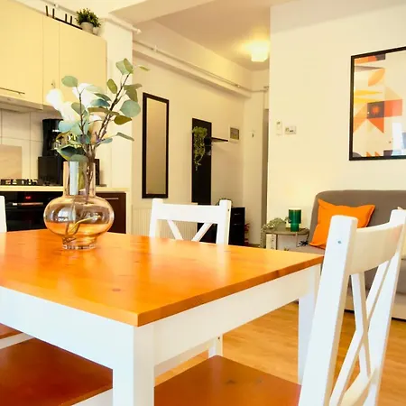 Downtown Delight - Bright 2br Lejlighed *