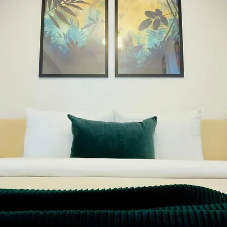 Downtown Delight - Bright 2br Bukarest