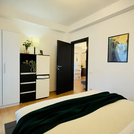 Апартаменти Downtown Delight - Bright 2br