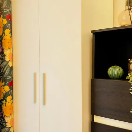 Downtown Delight - Bright 2br Apartment