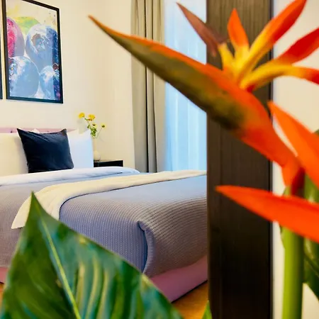 Downtown Delight - Bright 2br *