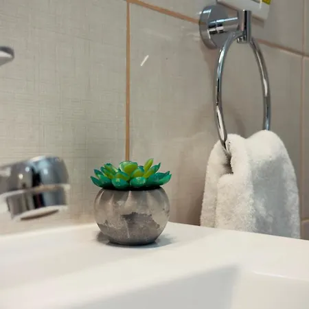 Downtown Delight - Bright 2br Appartamento