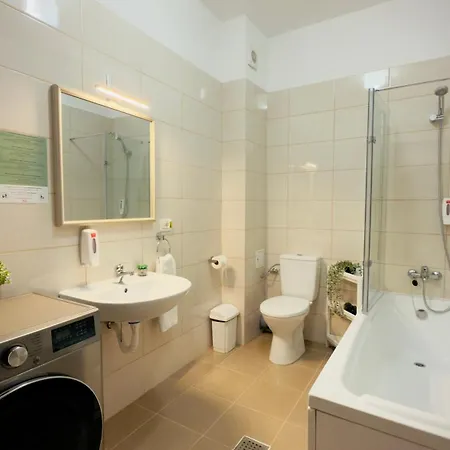 Апартаменти Downtown Delight - Bright 2br
