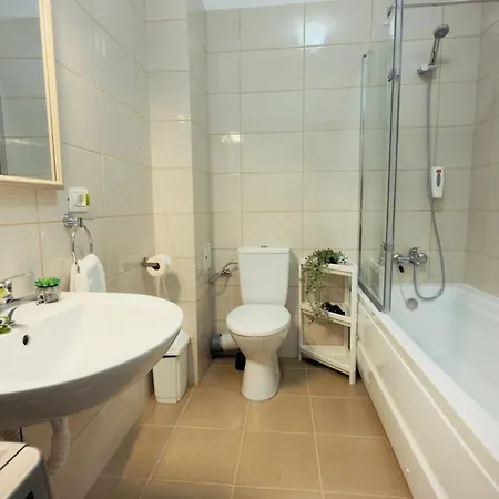 Downtown Delight - Bright 2br Апартаменти *