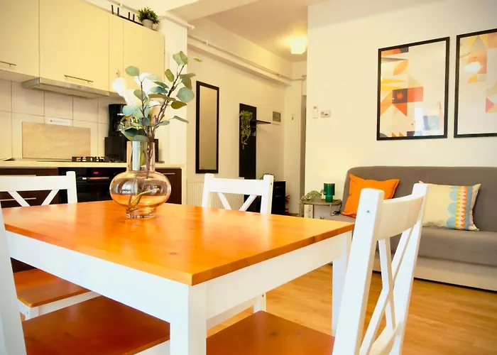 Downtown Delight - Bright 2br Апартаменти *