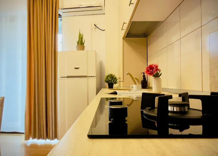 Downtown Delight - Bright 2br