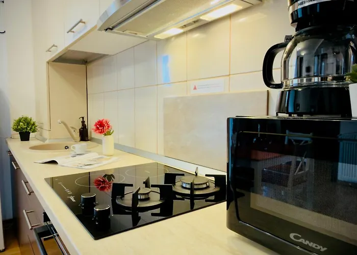 Downtown Delight - Bright 2br Апартаменти