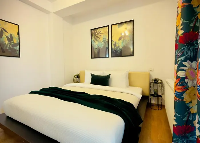 Downtown Delight - Bright 2br Бухарест