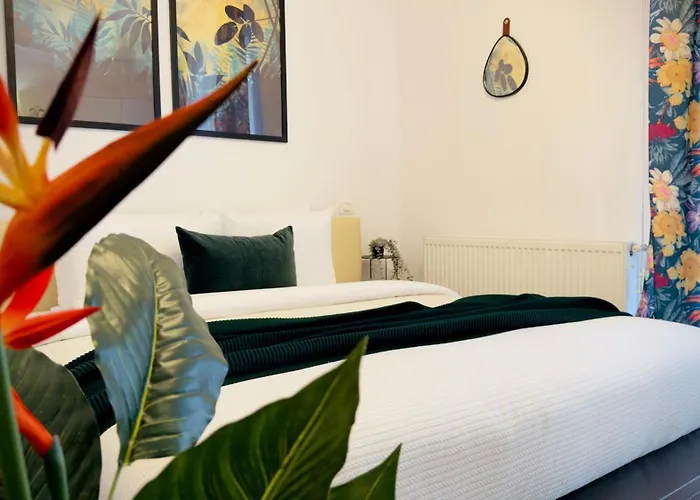 Downtown Delight - Bright 2br Апартаменти Бухарест