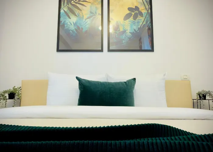 Downtown Delight - Bright 2br Бухарест