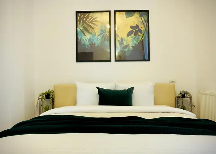 Downtown Delight - Bright 2br Апартаменти