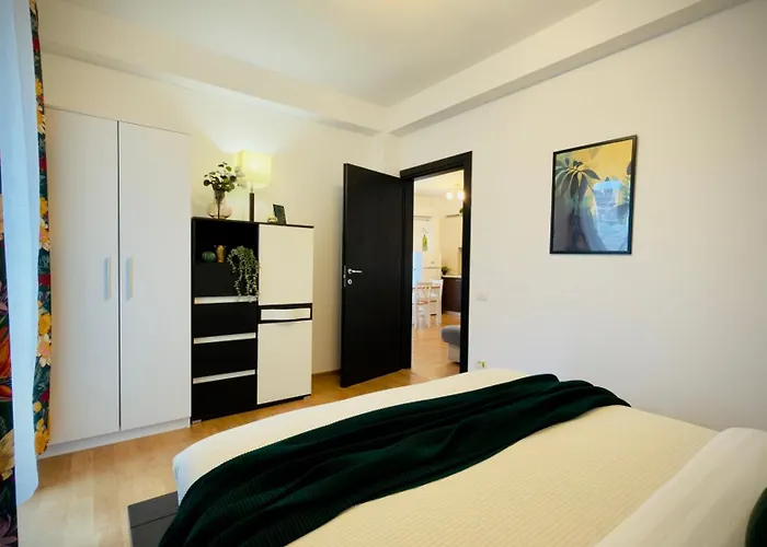 Апартаменти Downtown Delight - Bright 2br