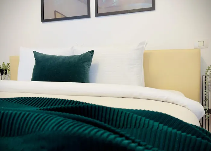 Downtown Delight - Bright 2br *