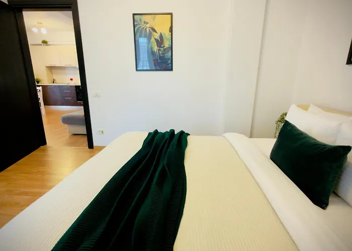 Downtown Delight - Bright 2br *