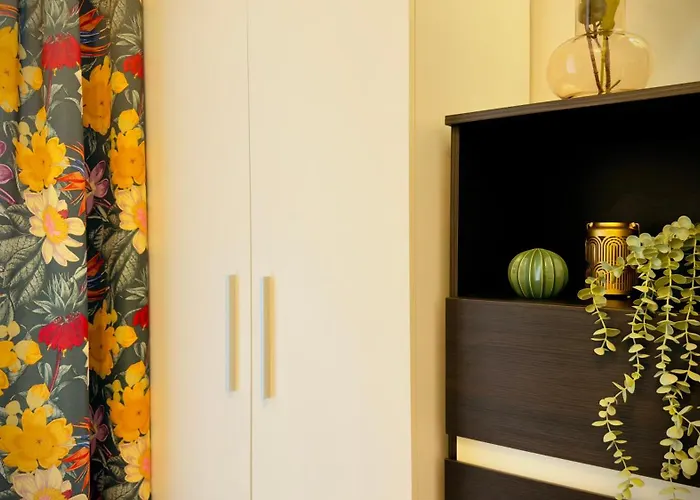 Downtown Delight - Bright 2br Апартаменти