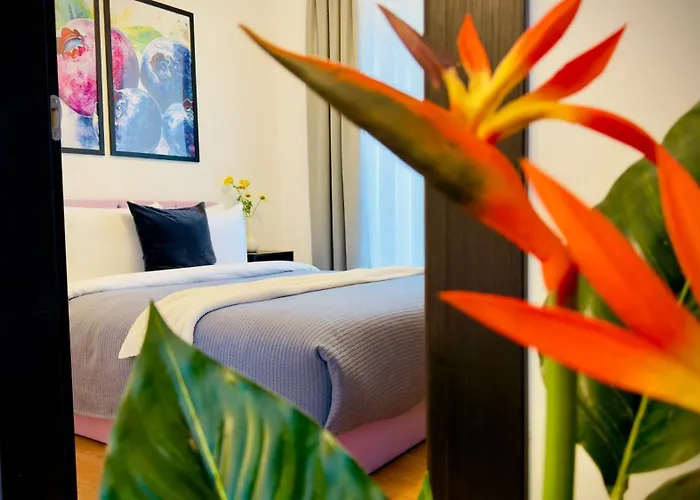 Downtown Delight - Bright 2br *