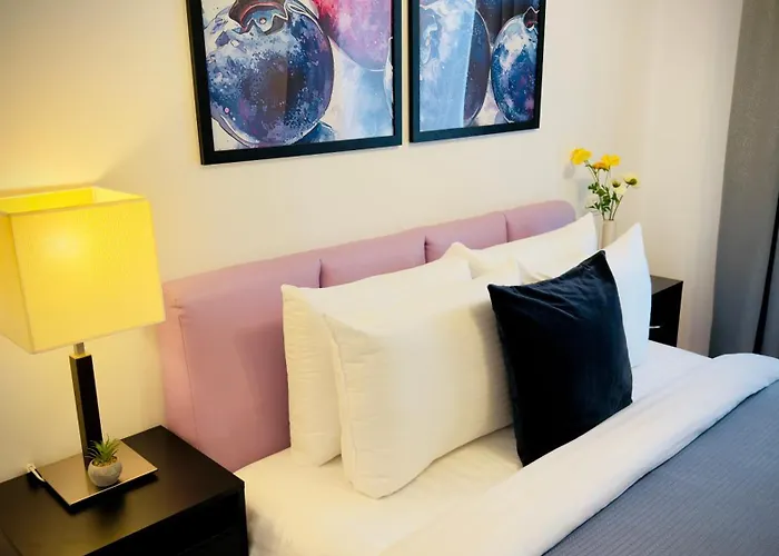 Downtown Delight - Bright 2br Apartment