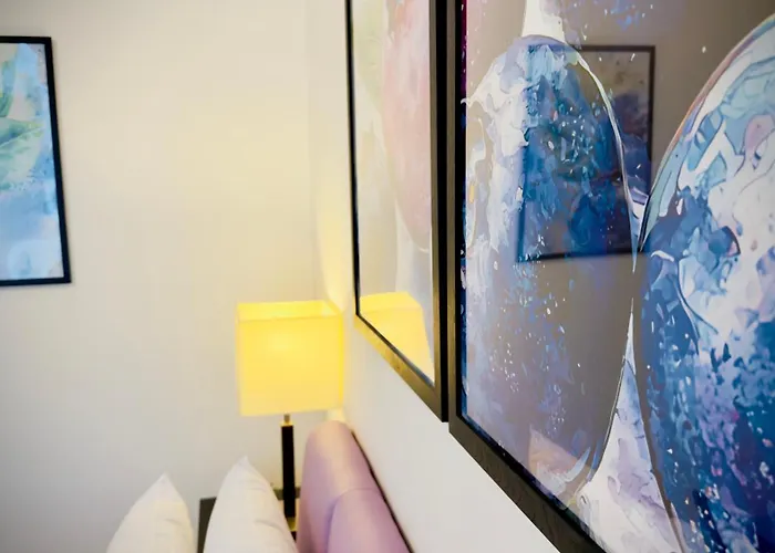 Downtown Delight - Bright 2br Бухарест