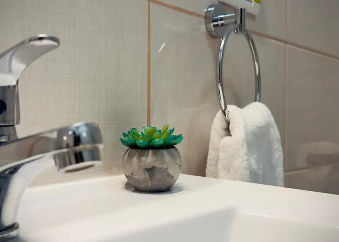 Downtown Delight - Bright 2br Apartament