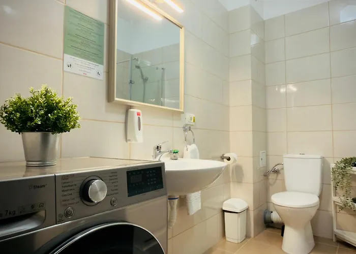 Downtown Delight - Bright 2br Апартаменти