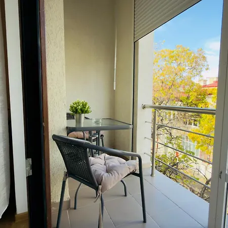 Downtown Delight - Bright 2br Bucharest