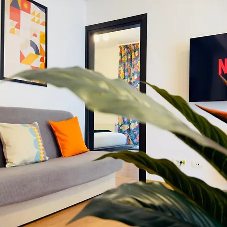 Downtown Delight - Bright 2br Bucharest
