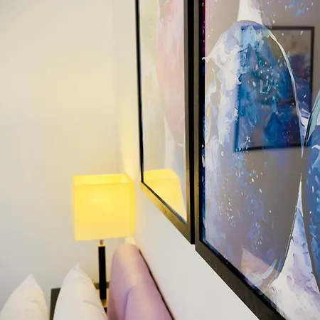 Downtown Delight - Bright 2br Bükreş