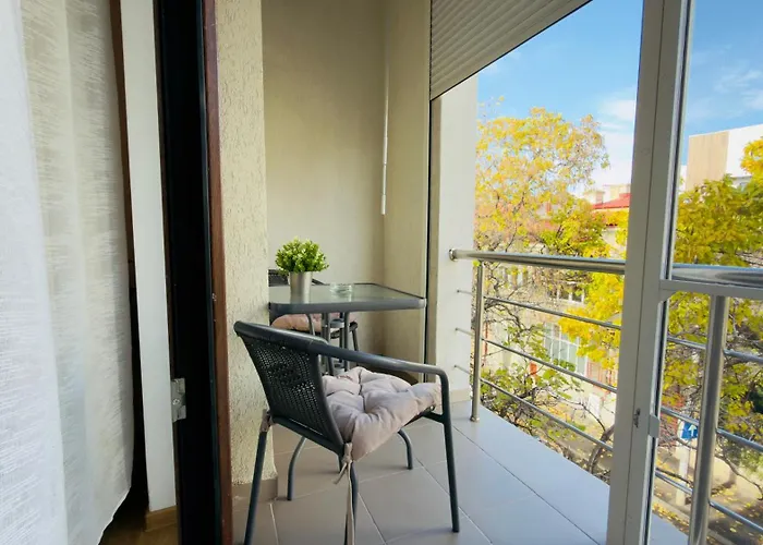 Downtown Delight - Bright 2br Bükreş