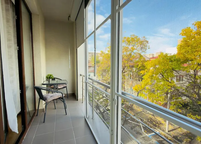 Downtown Delight - Bright 2br Bükreş